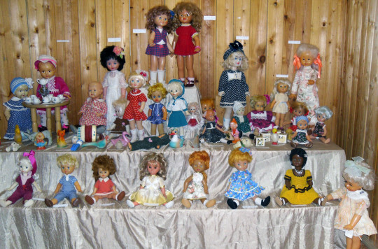Около 400 кукол из разных стран собрано на выставке в Верховажском Доме художника 