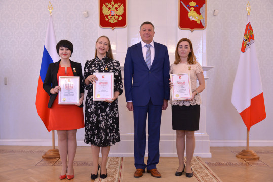 Глава региона вручил награды сразу трем сотрудницам Музея кружева