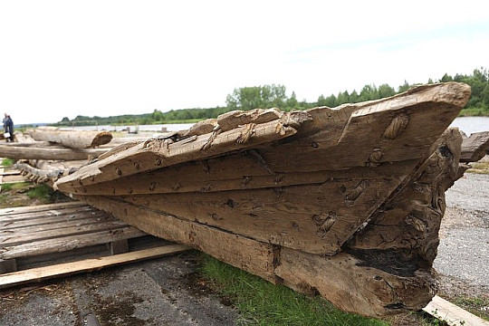 В Вытегре идет консервация старинного деревянного судна, выброшенного на берег Онежского озера два года назад 