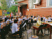 Музыкальную зону отдыха обустроили юные волонтеры во дворе Дома Волкова в Вологде. Фото ДМШ №4