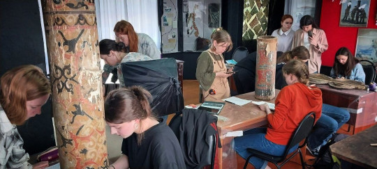 Молодые реставраторы восстанавливают уникальный деревянный подсвечник в Тотьме