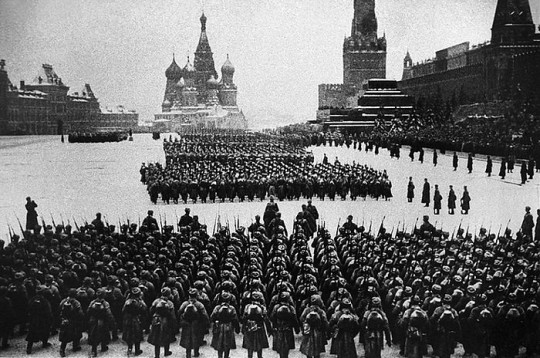 День воинской славы России. 7 ноября 1941 года состоялся парад на Красной Площади 