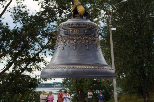 Три именных колокола установят сегодня на Успенской звоннице в  Тотьме 