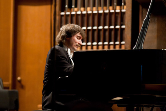 «Его интересно слушать, поскольку не знаешь, что будет дальше»: пианист Евгений Михайлов выступит в Вологде