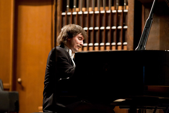 «Его интересно слушать, поскольку не знаешь, что будет дальше»: пианист Евгений Михайлов выступит в Вологде