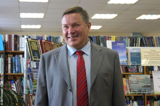 В Общероссийский День библиотек губернатор Вологодской области Олег Кувшинников посетил областную универсальную научную библиотеку
