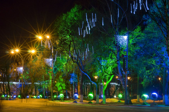 Новогоднюю столицу Русского Севера украшают к предстоящим праздникам