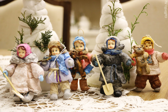 Полюбоваться ватными елочными игрушками можно на выставке Ольги Брагиной «Зимние забавы»