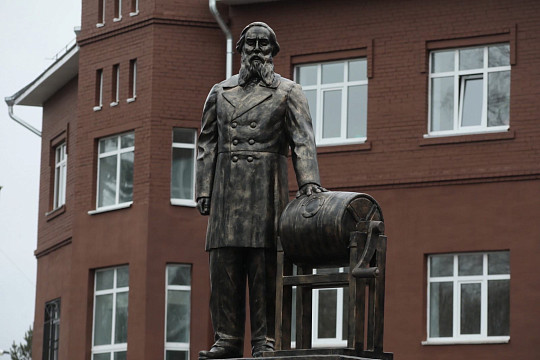 Памятник Николаю Верещагину и главный корпус Вологодской ГМХА открыли в Молочном