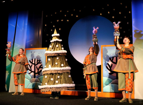Им не страшен серый волк:  в Вологодском театре кукол прошла премьера новогодней истории о трех поросятах 