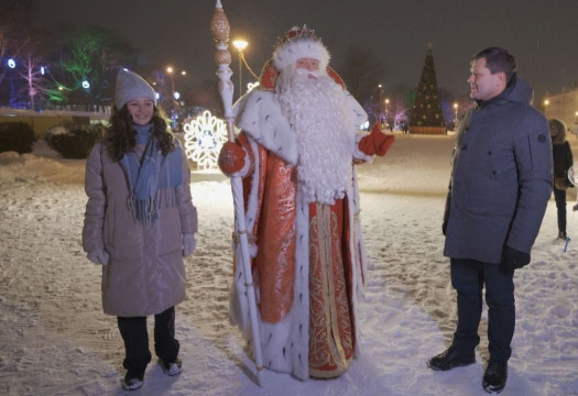 Дед Мороз зажег праздничные огни на главной новогодней елке Вологды 