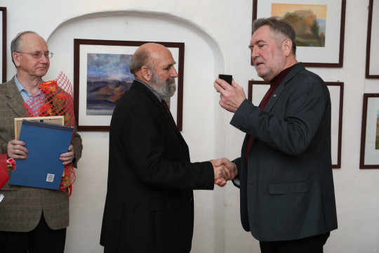 На открытии выставки «Средиземноморский пленэр» Валерию Антонову вручили серебряную медаль Союза художников 