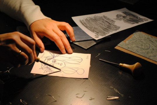Мастер-класс для детей по линогравюре организует художница Мария Ведясова