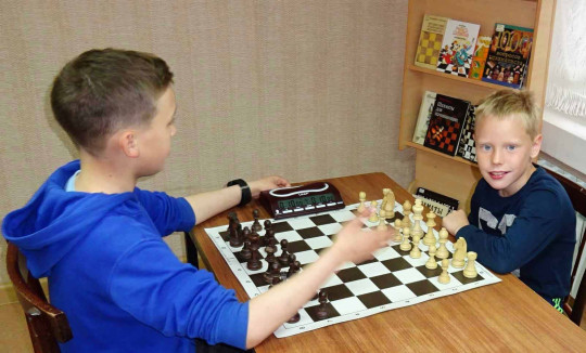 Детей до 14 лет приглашают поиграть в шахматы в библиотеке