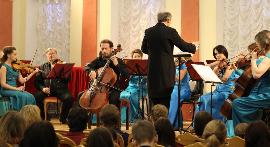 Виолончелист Борис Андрианов и Камерный оркестр Вологодской филармонии выступили в Вологде