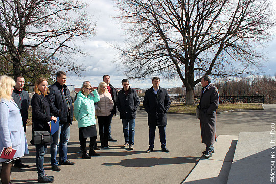 Краевед Александр Сазонов провел экскурсию для мэра Вологды и сотрудников городской администрации