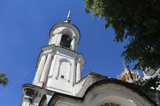 Лицо города в цвете: у Сретенской церкви на набережной Вологды восстановят разноцветные наличники и изразцы
