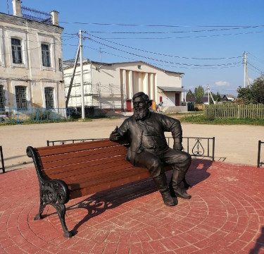 Бронзовая скульптура купца появилась в центре села Устье