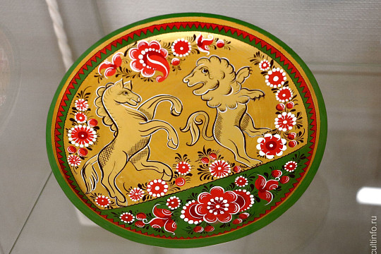 Золотые львы на зеленом поле: грязовецкая народная роспись представлена на выставке в Центре ремесел