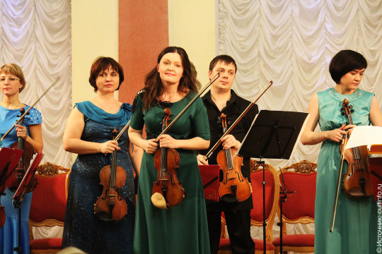 «Поэзию чарующих струн» подарила вологжанам скрипачка Юлия Игонина и Камерный оркестр областной филармонии