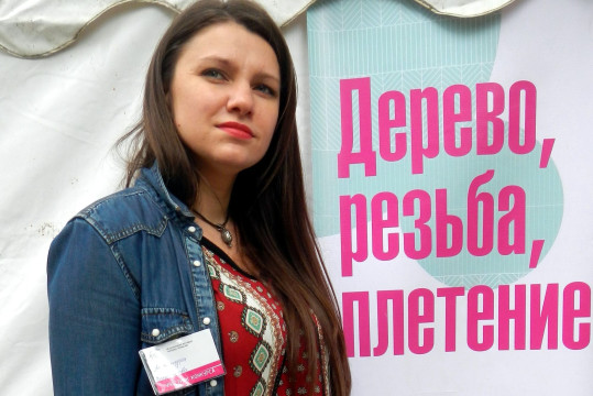 Александра Владимирова, мастерица из Кирилловского района, убеждает, что резьба по дереву – занятие женское