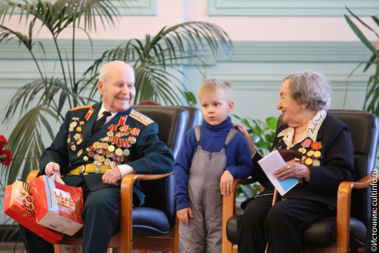 Начальник Департамента культуры и туризма области Владимир Осиповский поздравляет с Днем пожилых людей