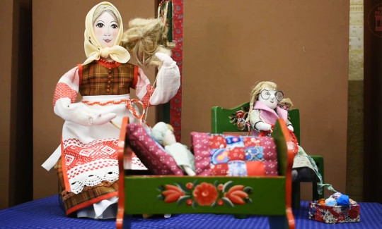 «Куклу в народном костюме» показывает «Резной палисад»