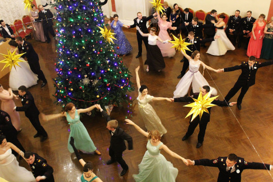 Полонез, вальс, польку и другие танцы исполнили гости Молодежного рождественского бала в областной филармонии