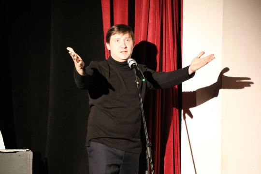 О гении, искусстве и любви: Денис Долбышев представил моноспектакль «Андрей Миронов»