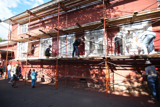 Более 40 волонтеров культуры приступили к покраске фасада дома Волкова в Вологде 