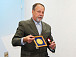 Виктор Борисов показывает Рубцовскую медаль