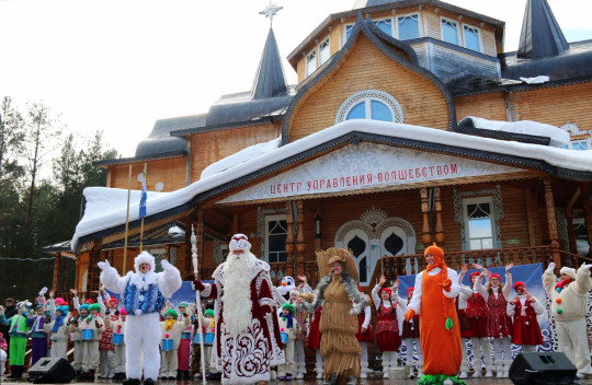 Дед Мороз приглашает гостей в свои владения на веселый праздник «День смеха» 