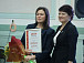 Диплом победителя команде Вологодского информационного центра вручает заместитель Губернатора Вологодской области Лариса Каманина