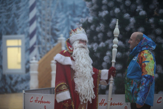 Дед Мороз презентовал президенту Оргкомитета «Сочи-2014» Дмитрию Чернышенко свою резиденцию в Олимпийском парке