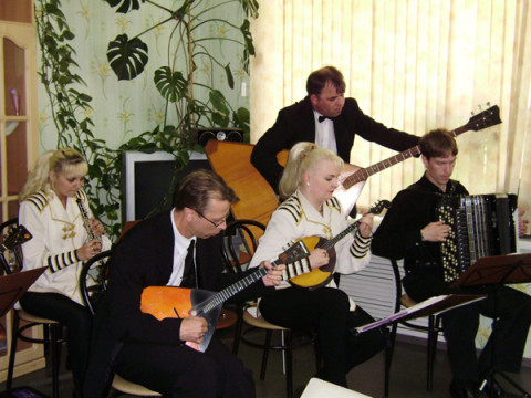 Ансамбль солистов Губернаторского оркестра народных инструментов проводит занятия по музыкотерапии