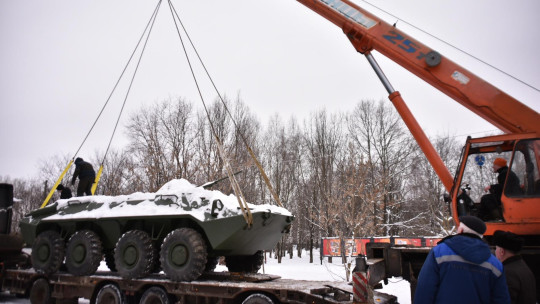 10-тонный бронетранспортер стал новым экспонатом вологодского парка Победы