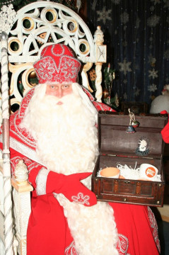 Российский Дед Мороз приглашает на свой день рождения
