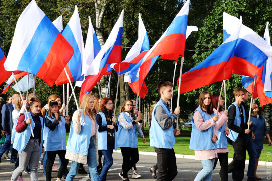 Уличную акцию «Три цвета России» проведет Юношеский центр