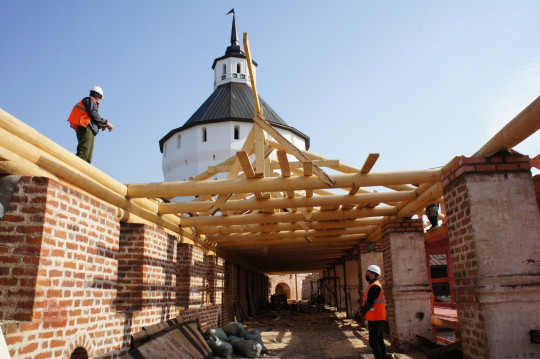 В Кирилло-Белозерском музее-заповеднике продолжается реставрация крепостных стен XVII века 