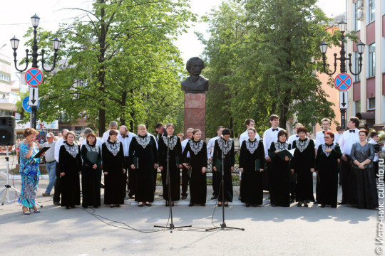 Пушкинский день России отметили в Вологде у памятника поэту