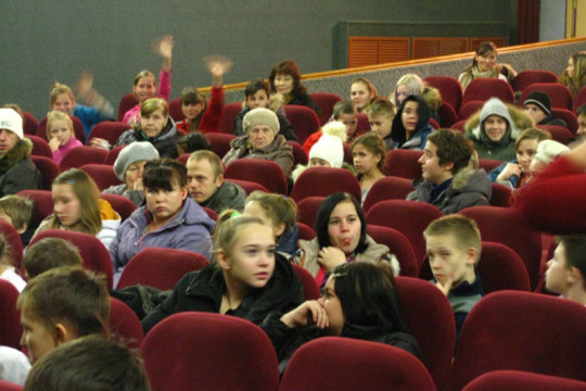 Около 200 детей собрало в кинотеатре «Салют» благотворительное мероприятие «У истоков Руси святой»