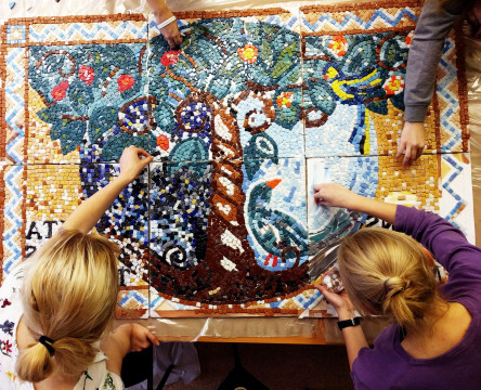 Мозаичное панно появилось в Женской гуманитарной гимназии Череповца благодаря проекту «Неделя перемен» 