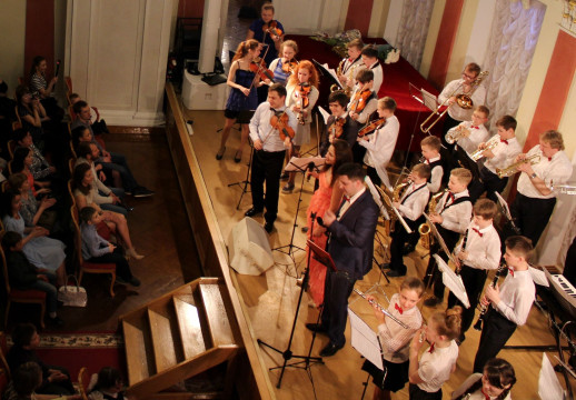 «Весенний хит-коктейль» в Вологодской филармонии «приготовили» участники оркестра «ARTMIX»