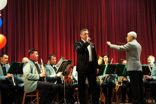 Духовой оркестр «Классик-модерн бэнд» исполнил для кирилловчан мелодии военных лет и музыку из кинофильмов