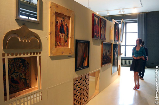 Выставка «Картины в коробке» открылась в центре культуры «Красный угол»