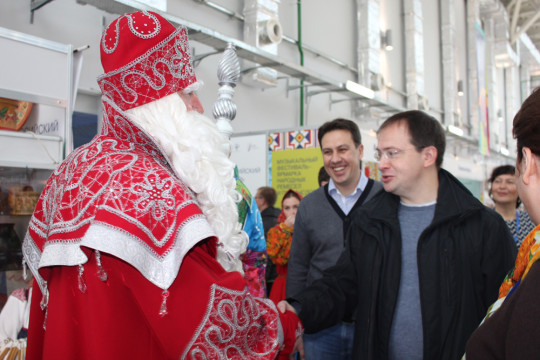 Российский Дед Мороз представил Владимиру Мединскому традиционные ремесла Вологодчины
