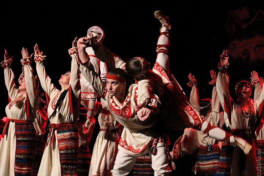 «Шире, улица, раздайся»: праздник вологодского фольклора устроил ансамбль «Русский Север»