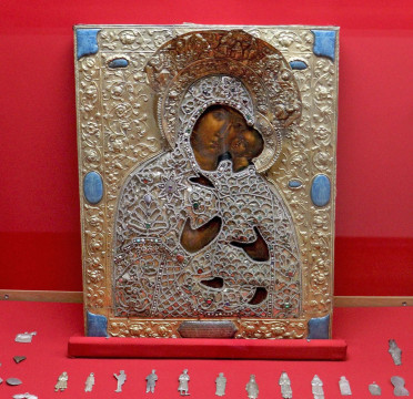 Предметы из драгоценной кладовой показывает Великоустюгский музей-заповедник