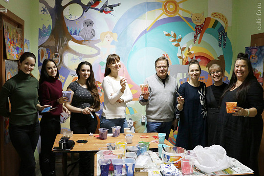 Финские художники расписывают стены в вологодской художественной школе