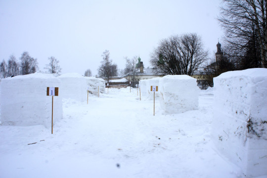 «Снежные фантазии» начали воплощать участники фестиваля «В снегах Кириллова»